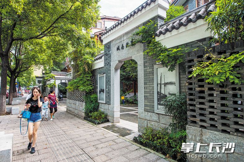 提质改造后的天心阁社区县正街，路面干净整洁，古色古香的街道让人流连忘返。长沙晚报记者 邹麟 摄
