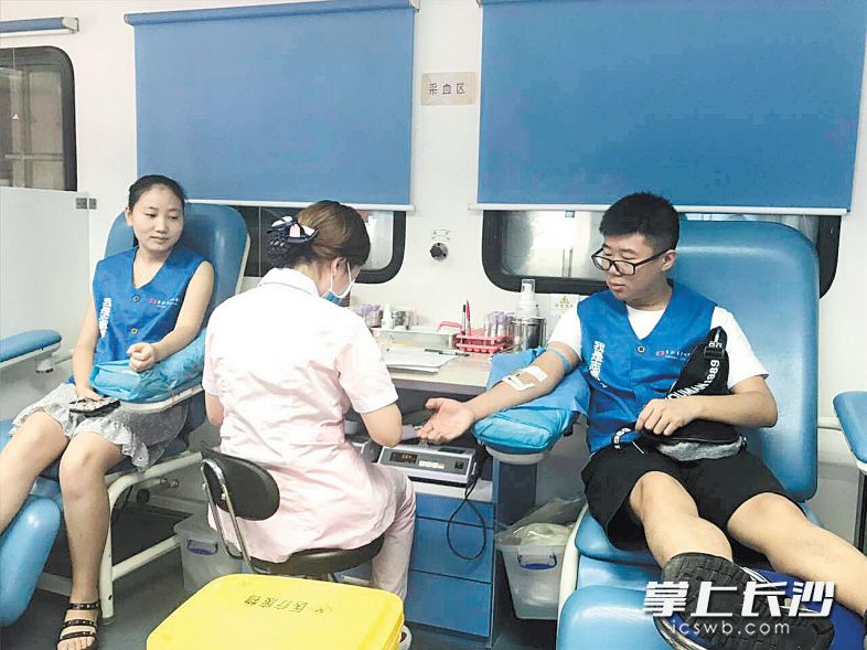 长沙市中心医院护士刘玲玲（左）和刘玉（右）为曹新宇互助献血。 长沙晚报通讯员 汤雪 摄