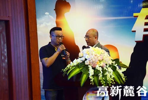 4 主持人采访起子侠的创始人兼CEO陈昉（左）。 邱旸 摄.JPG