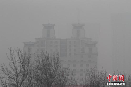 雾霾笼罩中的天津，一处高楼宛若空中楼阁。 中新社记者 张道正 摄