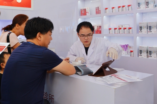 8月18日，三诺生物携众多核心产品参加“中国药品零售业态信息发布会”。通讯员 余乐乐.jpg