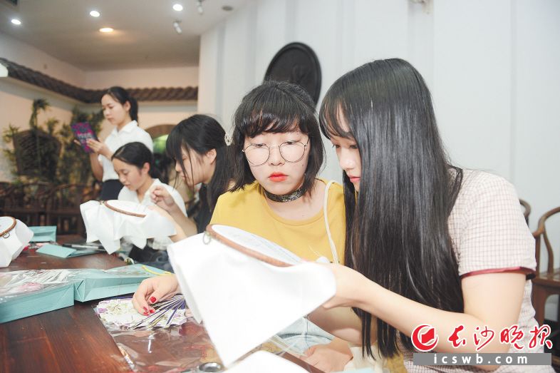 昨日下午，日韩两国青少年来到沙坪湘绣博物馆参观湘绣，并亲身体验了湘绣技艺。 长沙晚报记者 余劭劼 摄 