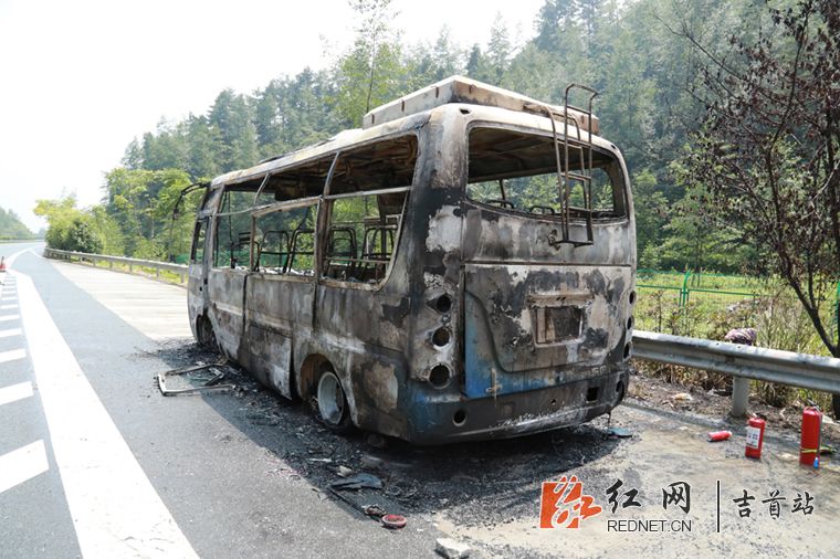 8月23日客车高速上自燃 湘西好司机冷静疏散乘客无伤亡