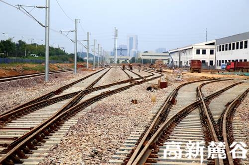 2.预计9月中旬，中国通号的三模块、五模块有轨电车将上线试跑。段欣妤 摄.JPG