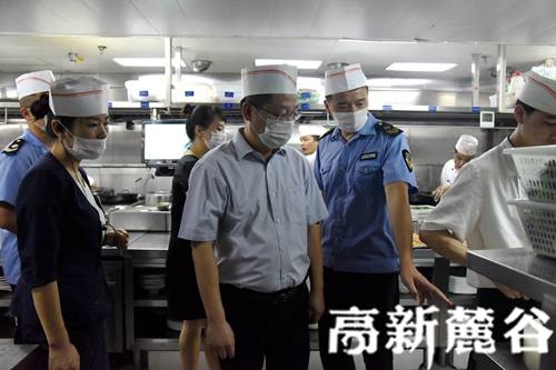 1.8月23日，高新区党工委委员、总工会主席杨金林（前排左二）带队开展食品安全检查。叶小玲 摄.JPG