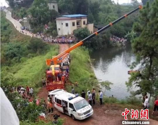 四川泸州：一辆小型汽车滑入水库3人身亡