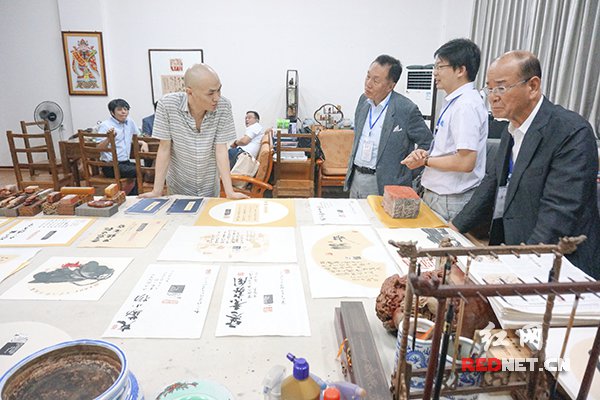 日本新闻文化代表团访湘 感受中国传统书画艺
