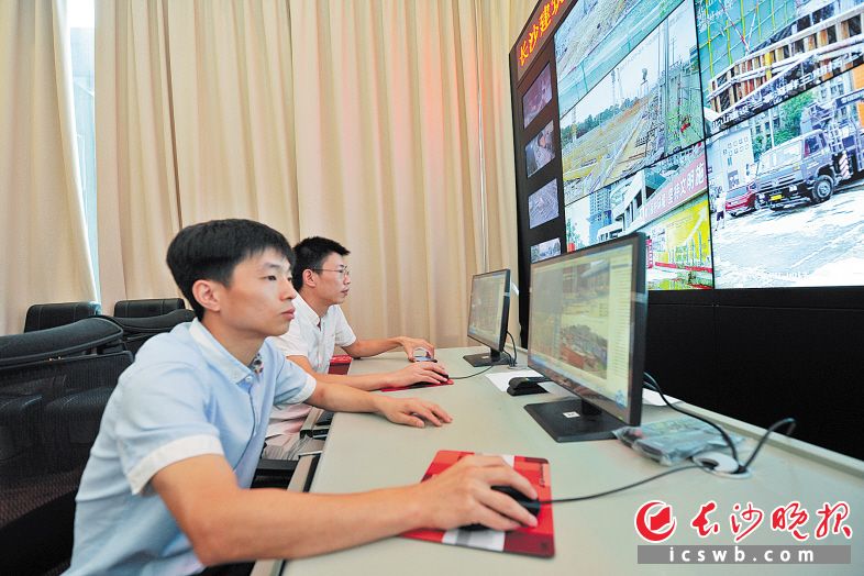▲市住建委安监站的监控中心，17个监控视频组成的大屏幕上实时显示着各个工地的温度、湿度、PM2.5等数据，监督员通过视频监控直接看到全市上规模的400个建筑工地现场情况。长沙晚报记者 王志伟 摄