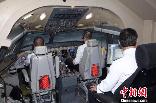 中国加速培养飞行员国产飞行模拟机首获“D级证”