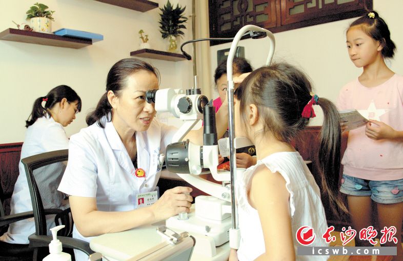 姜尚萍为小患者检查眼睛。 长沙晚报通讯员 彭征宇 摄