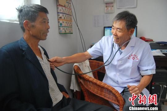 河北隆尧一医生扎根乡村37年为民服务“痴心不改”（图）