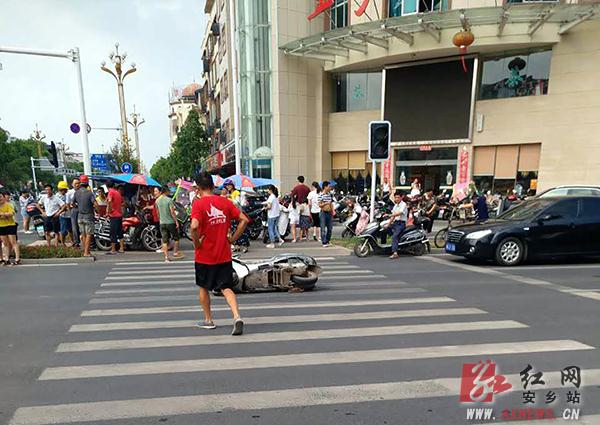 安乡一男子驾驶两轮摩托车闯红灯被撞身亡