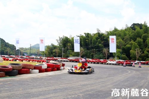 1 8月27日，首届河西车展设置的卡丁车赛场正上演速度与激情。刘攀 摄.JPG