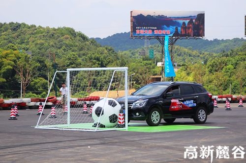 4 驾驶汽车踢足球，车展好看更好玩。刘攀 摄.JPG