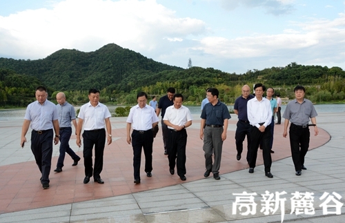1 8月28日，清华控股负责人一行来访麓谷，并实地参观了尖山湖国际创新中心区域。 邱旸 摄.JPG