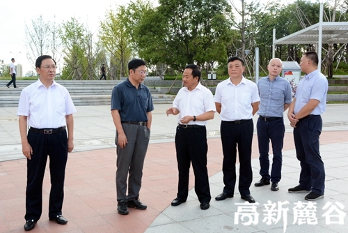 5 管委会副主任陈大庆（右三）参加考察。 邱旸 摄.JPG