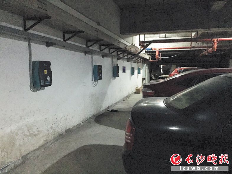 长沙新能源车遭遇充电难 燃油车辆占用停车位