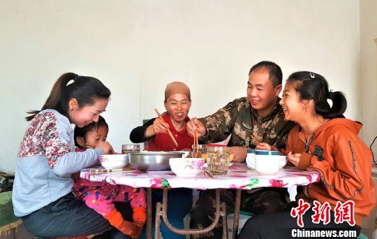 聋哑母亲因夫病故产畸儿边防官兵助其家人脱困境