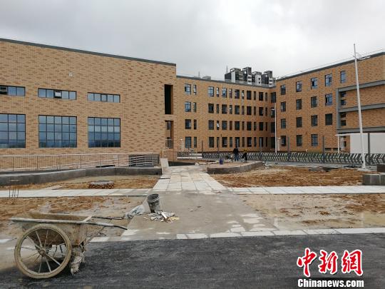 陕西延安一学校施工中开学校园“似工地”家长质疑