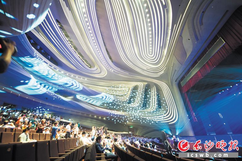 昨日，长沙梅溪湖国际文化艺术中心大剧院首次向市民开放。 长沙晚报记者 黄启晴 摄