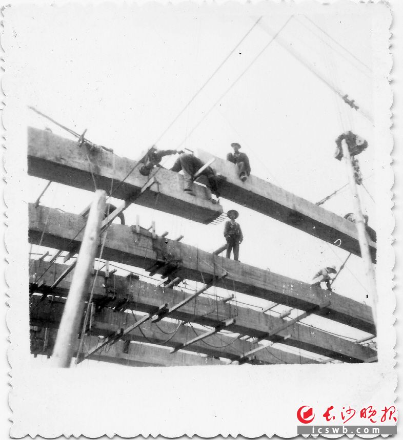 工人们正在对拱肋进行焊接。