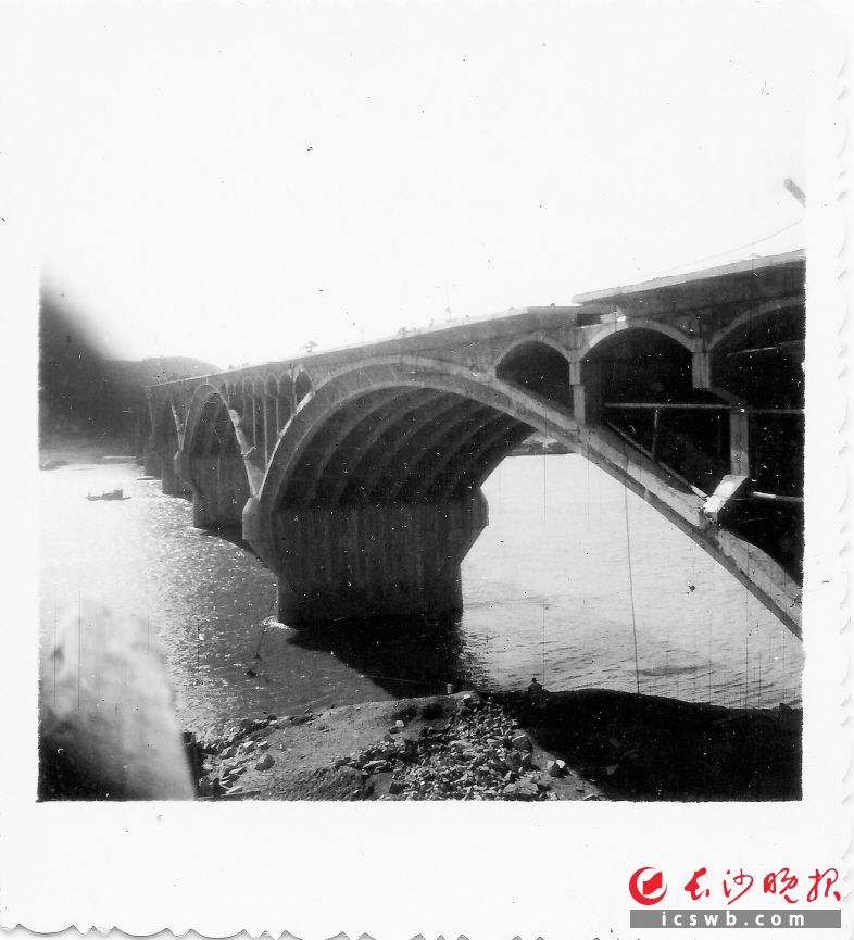 湘江一桥采用双曲拱桥的形式，桥型美观，又照顾通航能力。 均为吴崇实供图