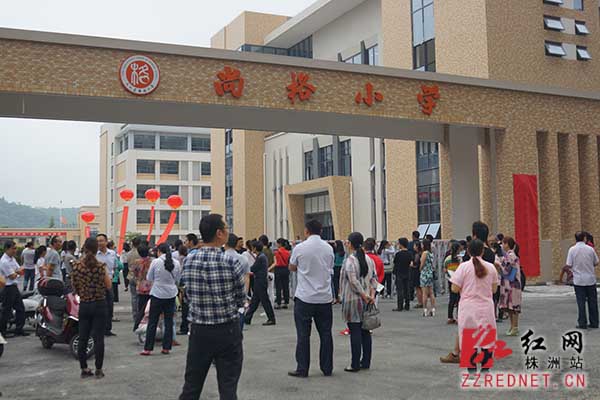 钟娉 通讯员 宾云)今日一早,株洲天元区白鹤小学尚格分校的孩子们一个