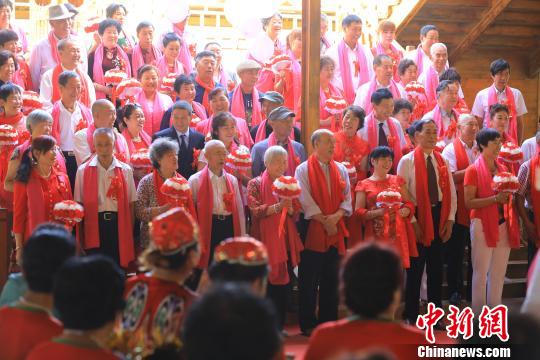 30对夫妇相约博斯腾湖畔共庆金婚银婚