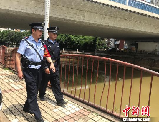 昆明协警跳江勇救落水女子
