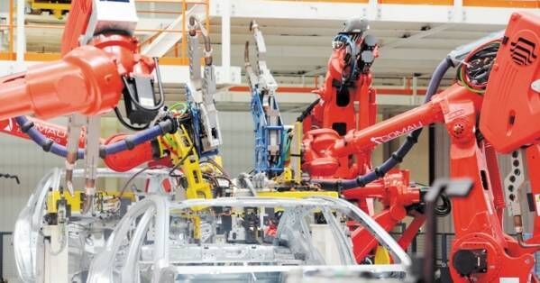 长沙经开区广汽菲克生产车间内，机器人在各司其职装配汽车。