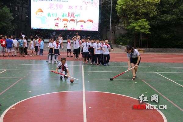 衡阳:都司街小学师生共同游戏 欢庆教师节