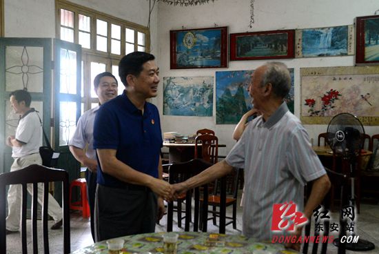  冯德校亲切看望慰问教师代表