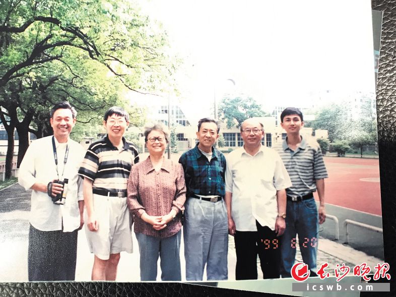 张维德老师、彭大斌老师、应易书老师夫妇、骆宏弟教授和武建谋（从左至右）1999年摄于长沙市一中。受访者供图