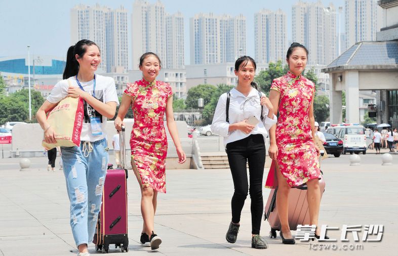昨日，湖南第一师范学院，学姐身着旗袍迎新成了一道靓丽风景。长沙晚报记者 贺文兵 摄