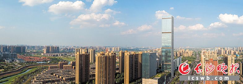 位于高铁新城长沙大道旁的运达中央广场，已经成为城东地标建筑。