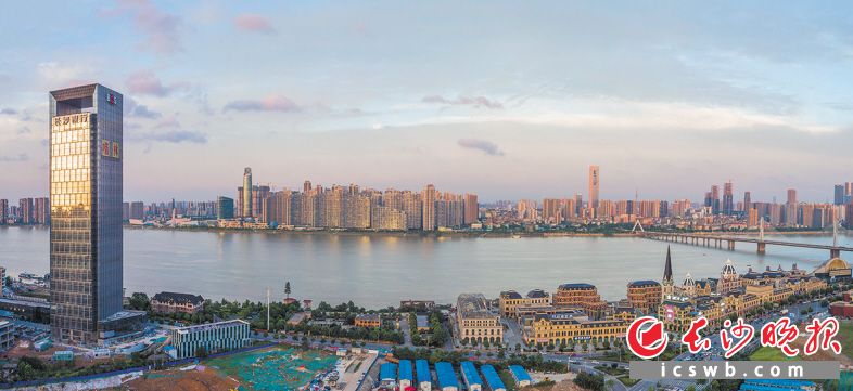 滨江新城片区定位为中部金融中心，以现代金融商务功能为核心，以文化、休闲、旅游综合商圈为驱动引擎，建设以都市居住为依托的复合型新都会中心。