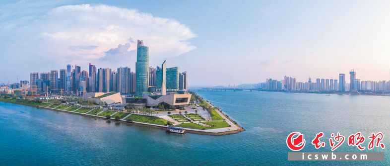 湘江与浏阳河交汇处的长沙滨江文化园中，长沙博物馆、图书馆、规划展示馆、音乐厅等公共文化场馆相继投入使用，为星城再添一道靓丽的文化景观。