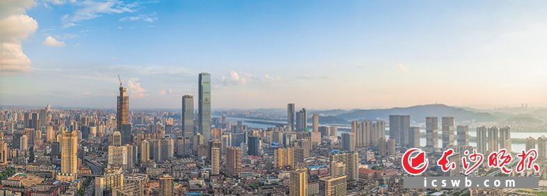 湘江东岸，大型综合体正不断刷新城市天际线，452米的湖南第一高楼九龙仓国际金融中心正在进行内部装修，即将投入运营。东侧，长沙第二高楼、350米的长沙世茂广场已经实现封顶。