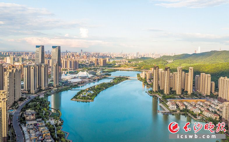 梅溪湖国际新城是湖南湘江新区的重要组成部分，经过近年来高起点、高品质的规划建设，一个生态优美、依山傍湖的宜居片区已经成型。
