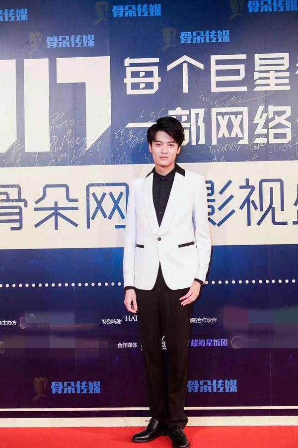 熊苏艺亮相金骨朵网络盛典 黑白LOOK显绅士魅力