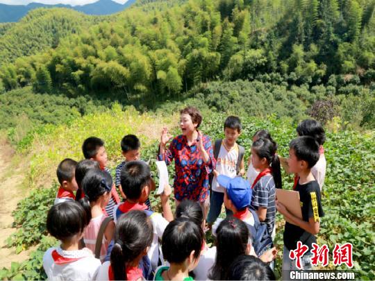 用青春点亮两代人希望浙江龙游一教师扎根山区34载