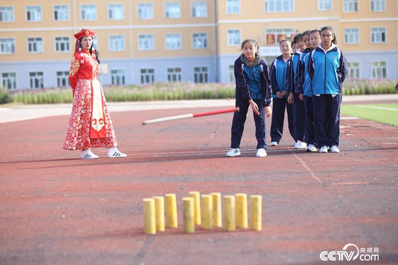 励志民族中学的老师在指导学生玩蒙古族游戏布鲁