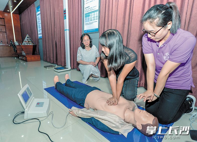 ↑长沙市健康教育科普馆迎来首个市民开放日，参观者在专家的指导下进行胸外心脏按压急救练习。