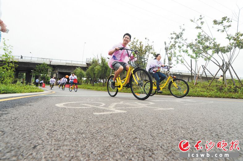 300余名环保志愿者沿浏阳河风光带骑行，倡导保护母亲河，践行绿色出行理念。长沙晚报记者 余劭劼 摄