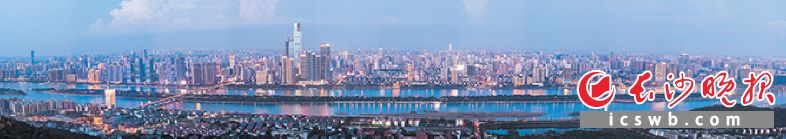 近年来，通过湘江两岸夜景亮化提质改造，长沙用五光十色的灯光点亮了“山、水、洲、城”特色城市名片。