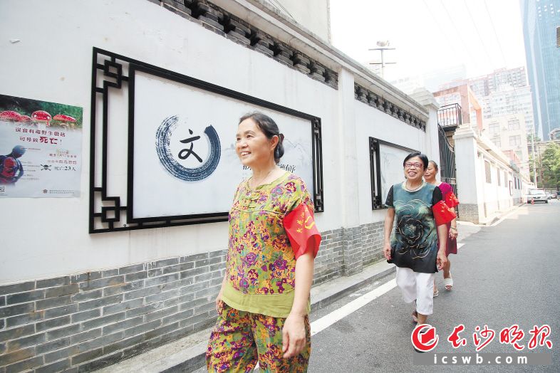 活跃在街巷的“红袖章”成为构筑“平安开福”的一道防线。长沙晚报记者 周和平 摄