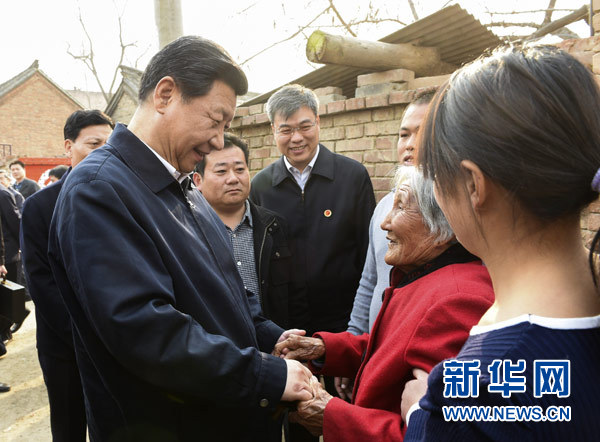3月17日，习近平在东坝头乡张庄村看望85岁老人张景枝