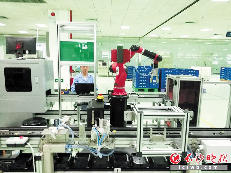 威胜智能生产线上，人机协作，有条不紊，35秒即可生产一只智能电表。长沙晚报记者 王斌 摄