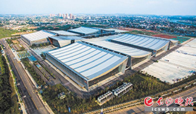 长沙国际会展中心位于浏阳河东岸，是湖南第一、中部一流的最专业、最智能的综合性会展场馆。