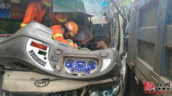 两车相撞一人被困 零陵消防急救援